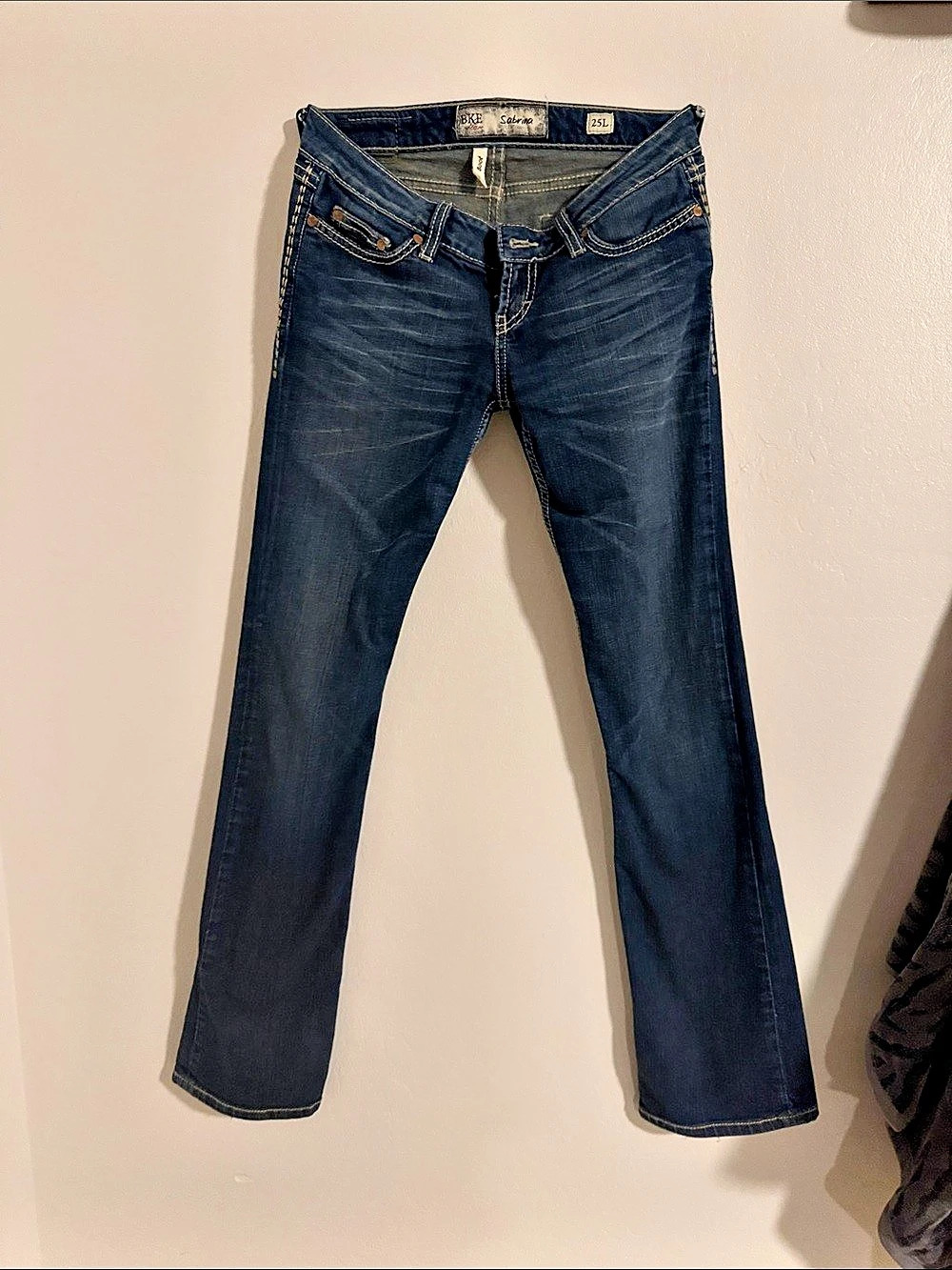 Silver Jeans Co. Suki. Bootcut Jeans in Blue Waist 25L